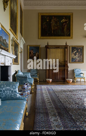 La Sala della Musica a Kedleston Hall, Derbyshire. La stanza della musica è stato progettato da Robert Adam nel 1760, e questa vista mostra l'organo 1765. Foto Stock