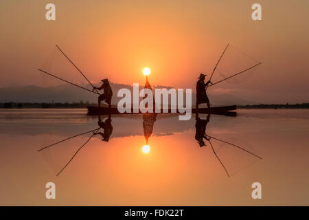 Fisherman pesca nel fiume Mekong, Thailandia Foto Stock