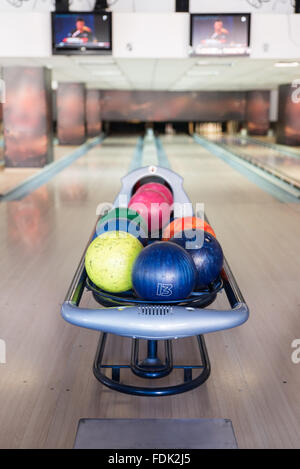 Palle da bowling in palla da bowling rack Foto Stock