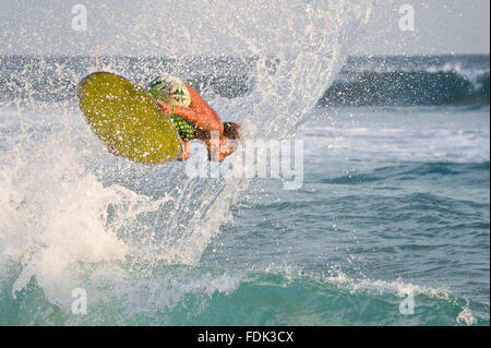 Un skimboarder esegue un trucco sulla spiaggia di Santa Maria, Isola di Sal, Isole di Capo Verde. Foto Stock