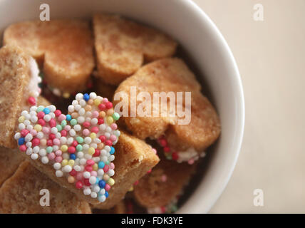 A forma di cuore i cookie in una ciotola Foto Stock