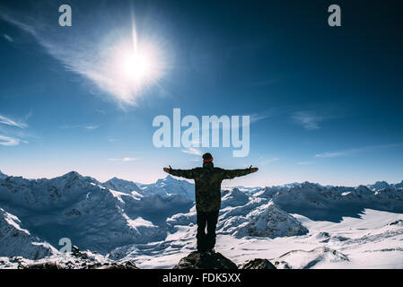 Uomo in piedi sul Monte Elbrus, Russia Foto Stock