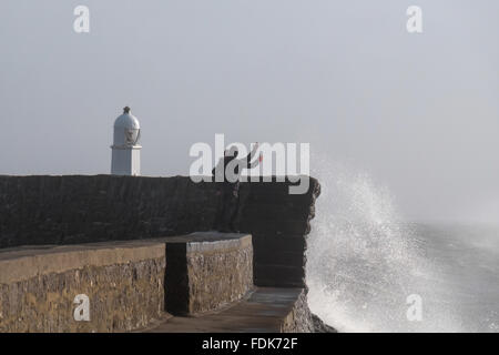 Porthcawl, Wales, Regno Unito. Il 1 febbraio, 2016. Tempesta Henry diffusa porta alta venti lambente il Galles del Sud. Onde infrangersi contro Porthcawl lightouse e parete del porto. Credito: Algis Motuza/Alamy Live News Foto Stock