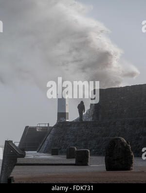 Porthcawl, Wales, Regno Unito. Il 1 febbraio, 2016. Tempesta Henry diffusa porta alta venti lambente il Galles del Sud. Onde infrangersi contro Porthcawl lightouse e parete del porto. Credito: Algis Motuza/Alamy Live News Foto Stock