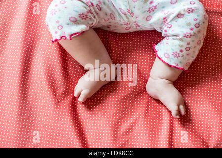 Close-up di una bambina i piedi Foto Stock