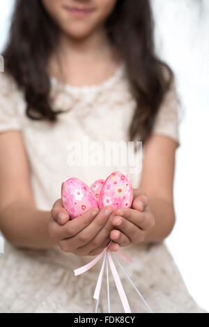 Ragazza con una manciata di uova di Pasqua Foto Stock