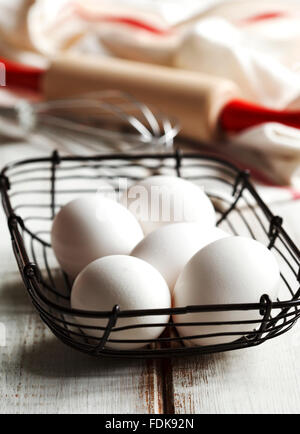 Cinque uova in un cestino Foto Stock