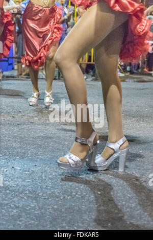 MONTEVIDEO, Uruguay, Gennaio - 2016 - Vista Inferiore colpo di donne ballerini gambe in parata inaugurale del carnevale di Montevideo, Urug Foto Stock