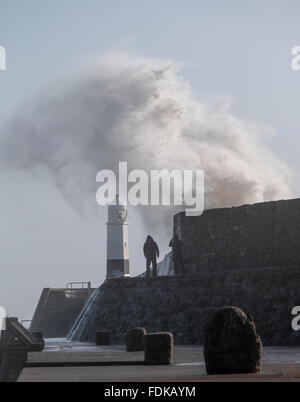 Porthcawl, Wales, Regno Unito. Il 1 febbraio, 2016. Tempesta Henry diffusa porta alta venti lambente il Galles del Sud. Onde infrangersi contro Porthcawl lightouse e parete del porto. Credito: Algis Motuza/Alamy Live News Foto Stock