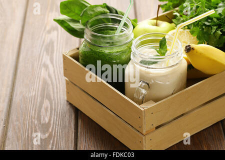 Bevanda con spinaci, sedano, semi di zucca e banana smoothie, detox e cibo sano Foto Stock