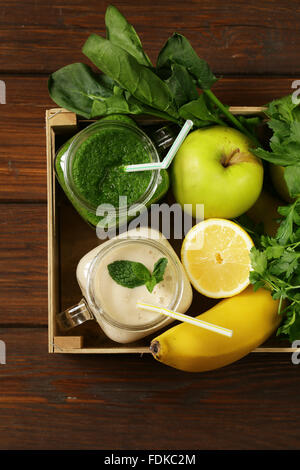 Bevanda con spinaci, sedano, semi di zucca e banana smoothie, detox e cibo sano Foto Stock