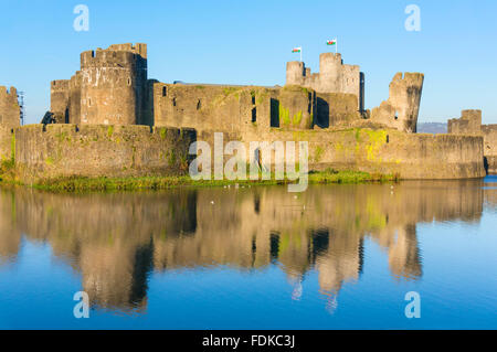 Welsh bandiere sopra Caerphilly castello medievale di un castello con fossato a Caerphilly Glamorgan South Wales GB UK EU Europe Foto Stock