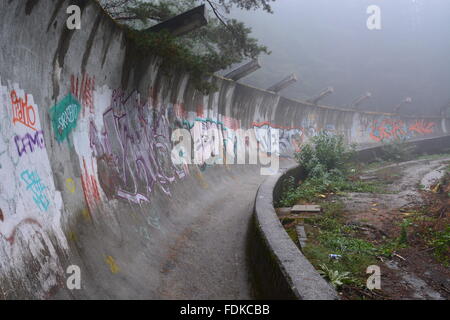 Una curva a metà strada giù per la guerra di bob danneggiato eseguire dal 1984 Sito olimpico si trova abbandonato in montagna sopra Sarajevo. Foto Stock