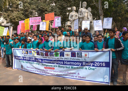 Centro per il dialogo interreligioso e interculturale e il dipartimento delle religioni del mondo e della Cultura, Università di Dhaka organizzati congiuntamente un rally Foto Stock