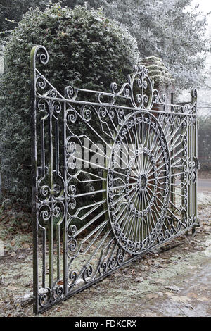 La cancellata in ferro battuto all'ingresso Il Nuffield posto, Oxfordshire. Il cancello era speciale pastiglie idraulico montato su ciascun lato, per consentire loro di aprire e chiudere automaticamente quando il peso di una macchina passava loro. La casa è stata la casa di William Morris, Lo Foto Stock