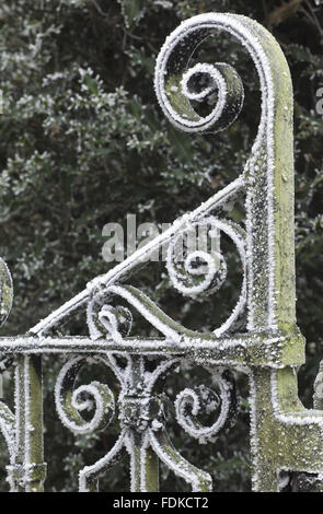 Dettaglio del ferro battuto porta d'ingresso per il Nuffield posto, Oxfordshire. Il cancello era speciale pastiglie idraulico montato su ciascun lato, per consentire loro di aprire e chiudere automaticamente quando il peso di una macchina passava loro. La casa è stata la casa di William Foto Stock