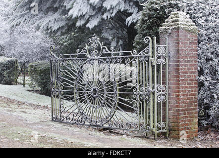 La cancellata in ferro battuto all'ingresso Il Nuffield posto, Oxfordshire. Il cancello era speciale pastiglie idraulico montato su ciascun lato, per consentire loro di aprire e chiudere automaticamente quando il peso di una macchina passava loro. La casa è stata la casa di William Morris, Lo Foto Stock