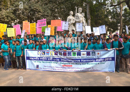 Centro per il dialogo interreligioso e interculturale e il dipartimento delle religioni del mondo e della Cultura, Università di Dhaka organizzati congiuntamente un rally Foto Stock