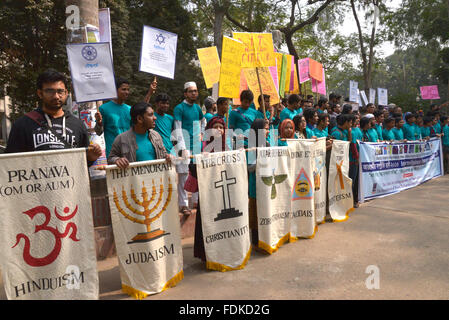 Centro per il dialogo interreligioso e interculturale e il dipartimento delle religioni del mondo e della Cultura, Università di Dhaka organizzati congiuntamente un rally Foto Stock