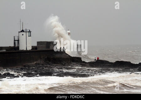 Il mare in tempesta a Porthcawl, Galles del Sud Foto Stock