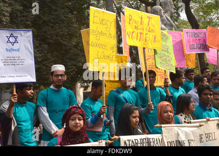 Centro per il dialogo interreligioso e interculturale e il dipartimento delle religioni del mondo e della Cultura, Università di Dhaka organizzati congiuntamente un rally Foto Stock