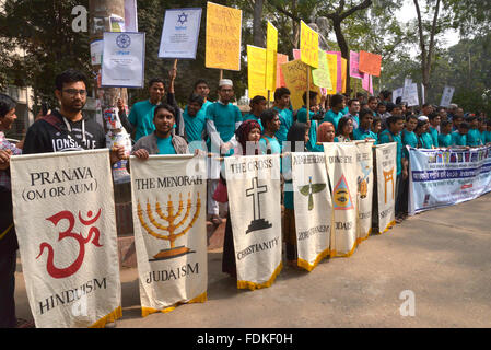 Centro per il dialogo interreligioso e interculturale e il dipartimento delle religioni del mondo e della Cultura, Università di Dhaka organizzati congiuntamente un rally Foto Stock