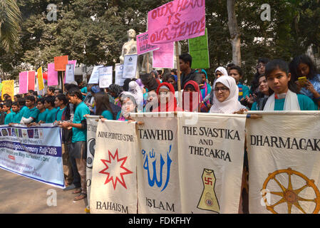 Centro per il dialogo interreligioso e interculturale e il dipartimento delle religioni del mondo e della Cultura, Università di Dhaka organizzati congiuntamente un rally Foto Stock