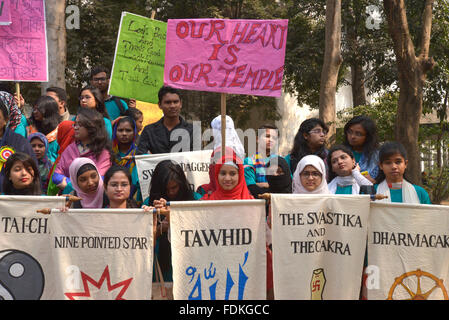 Centro per il dialogo interreligioso e interculturale e il dipartimento delle religioni del mondo e della Cultura, Università di Dhaka organizzati congiuntamente un rally Foto Stock