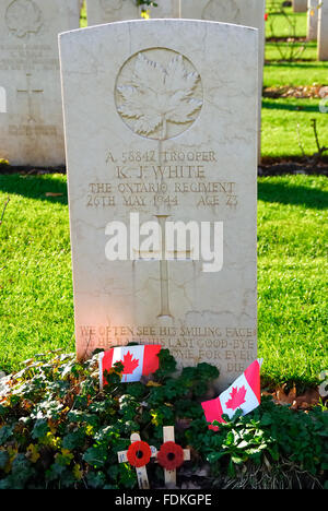 Cassino Commonwealth War Cemetery. I soldati caduti nella battaglia di Montecassino durante la Seconda guerra mondiale vi sono sepolti. Ci sono 4,266 tombe di soldati provenienti da Regno Unito, Canada, Australia, Nuova Zelanda, Sud Africa, India, Nepal e Pakistan e un esercito rosso soldato. 284 di essi non sono stati identificati. La tomba di un soldato canadese. Foto Stock
