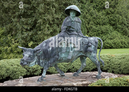 Salvia in bronzo sulla statua di Bull per il sud della casa a Dyffryn Gardens, Vale of Glamorgan. Variamente chiamato Philospher su bull, o mandarino su bull statua. Foto Stock