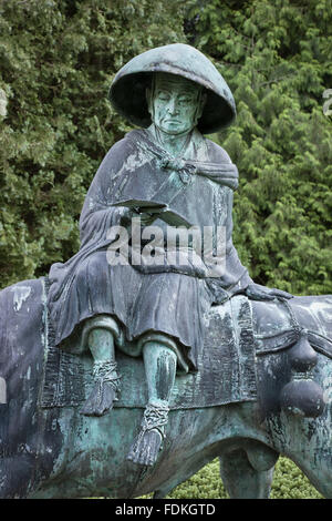 Salvia in bronzo sulla statua di Bull per il sud della casa a Dyffryn Gardens, Vale of Glamorgan. Variamente chiamato Philospher su bull, o mandarino su bull statua. Foto Stock