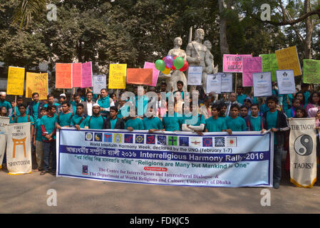 Centro per il dialogo interreligioso e interculturale e il dipartimento delle religioni del mondo e della Cultura, Università di Dhaka organizzati congiuntamente un rally Foto Stock