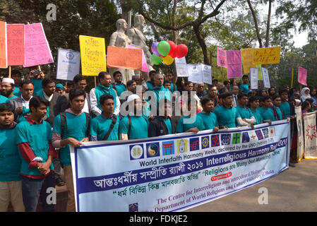 Centro per il dialogo interreligioso e interculturale e il dipartimento delle religioni del mondo e della Cultura, Università di Dhaka organizzati congiuntamente un rally Foto Stock