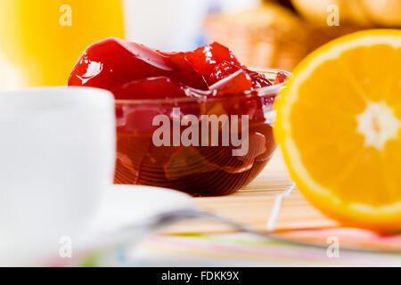 Cornetti marmellata e tazza di caffè sul tavolo per la colazione Foto Stock