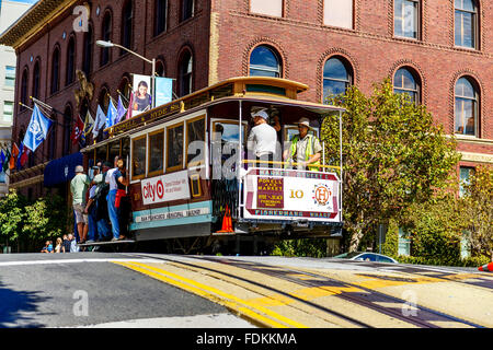 SAN FRANCISCO - Ott 06: passeggeri godetevi un giro in funivia il Ott 06, 2012 nella parte anteriore del famoso edificio Transamerica a San F Foto Stock