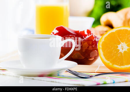 Cornetti marmellata e tazza di caffè sul tavolo per la colazione Foto Stock