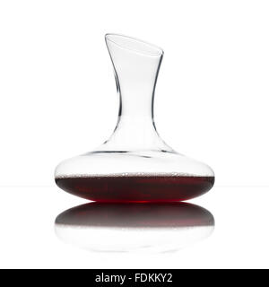 Classico bicchiere decanter con vino rosso su sfondo bianco Foto Stock