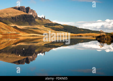 Il Storr e il vecchio uomo di Storr riflesso in una ancora molto Loch Leathan Foto Stock