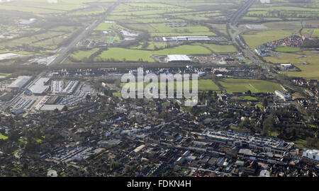 Vista aerea di Bicester Town Center e il Villaggio di Bicester Shopping Centre in background, Oxfordshire, Regno Unito Foto Stock