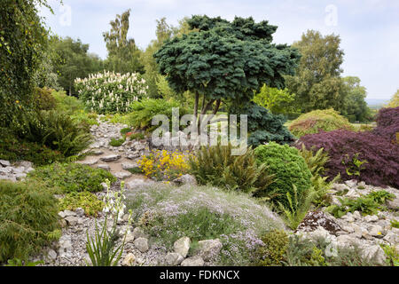 Il Rock Garden nel mese di agosto a Emmetts giardino, Kent. Foto Stock