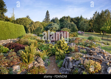 Il Rock Garden nel mese di agosto a Emmetts giardino, Kent. Foto Stock