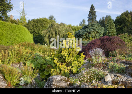 Il Rock Garden nel mese di agosto a Emmetts giardino, Kent. Foto Stock