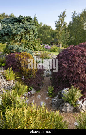 Il Rock Garden nel mese di agosto a Emmetts giardino, Kent. Foto Stock