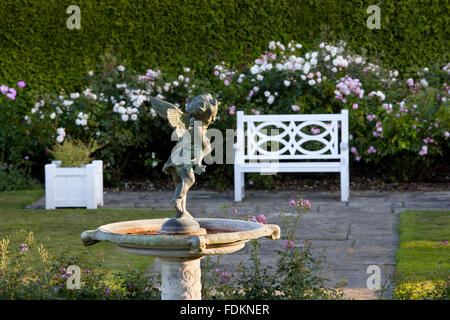 La fontana nel giardino di rose nel mese di agosto a Emmetts giardino, Kent. Foto Stock