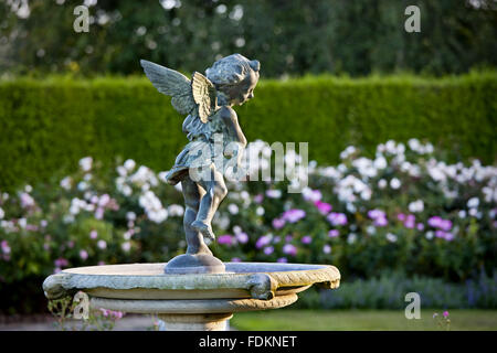 La fontana nel giardino di rose nel mese di agosto a Emmetts giardino, Kent. Foto Stock