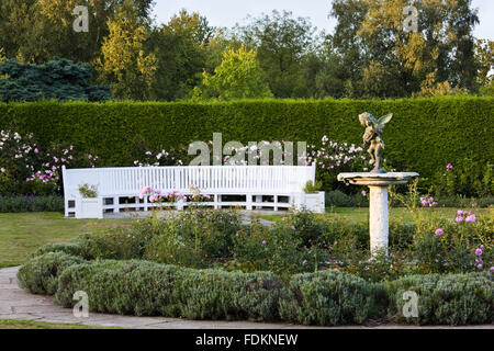 Il laghetto e fontana nel giardino di rose nel mese di agosto a Emmetts giardino, Kent. Foto Stock