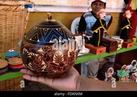 Chicha de Jora - mais fermentato- Mercato in CATACAOS. Dipartimento di Piura .PERÙ Foto Stock