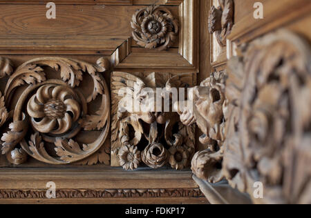 In legno intagliato fregio della camera marrone a Tredegar House, Newport, nel Galles del Sud. Foto Stock