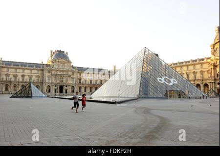 Vuoto Parigi - 15/08/2013 - Francia / Ile-de-France (Regione) / Parigi - per chi ama fare jogging in piazza Napoleone dalla piramide di vetro Foto Stock