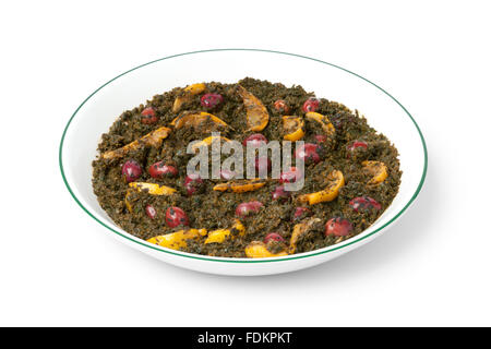 Piatto con spinaci marocchino, conserve di limoni e olive su sfondo bianco Foto Stock